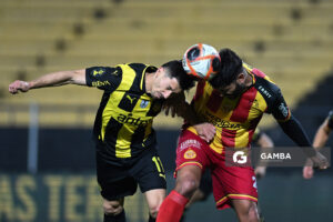 Maximiliano Silvera, de Peñarol. Nicolás Olivera, de Progreso. Torneo Clausura. Estadio Campeón del Siglo.