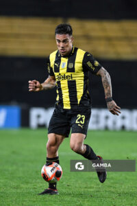 Javier Méndez, de Peñarol. Torneo Clausura. Estadio Campeón del Siglo.