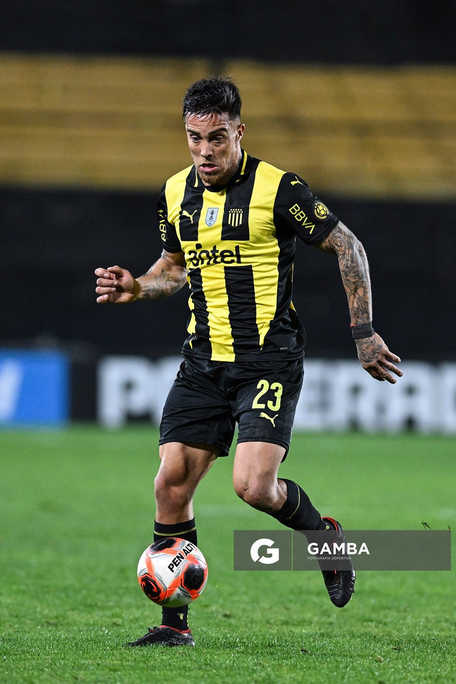 Javier Méndez, de Peñarol. Torneo Clausura. Estadio Campeón del Siglo.