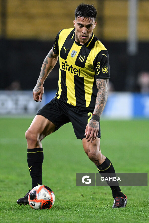Javier Méndez, de Peñarol. Torneo Clausura. Estadio Campeón del Siglo.