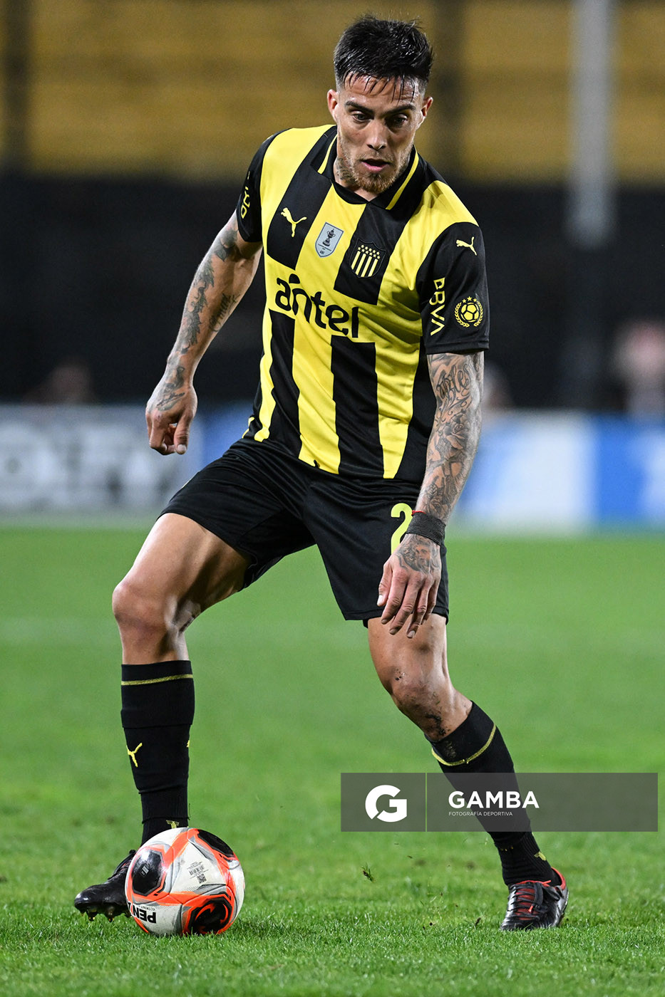 Javier Méndez, de Peñarol. Torneo Clausura. Estadio Campeón del Siglo.