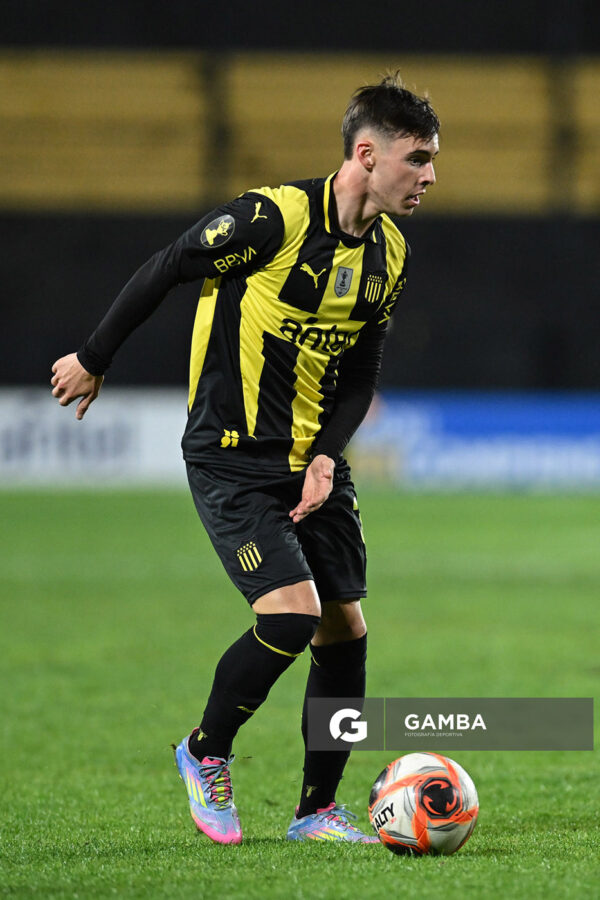 Leandro Umpiérrez, de Peñarol. Torneo Clausura. Estadio Campeón del Siglo.