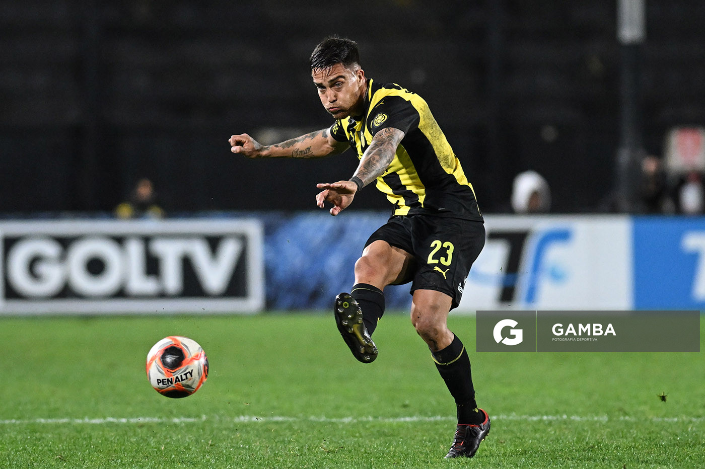 Javier Méndez, de Peñarol. Torneo Clausura. Estadio Campeón del Siglo.