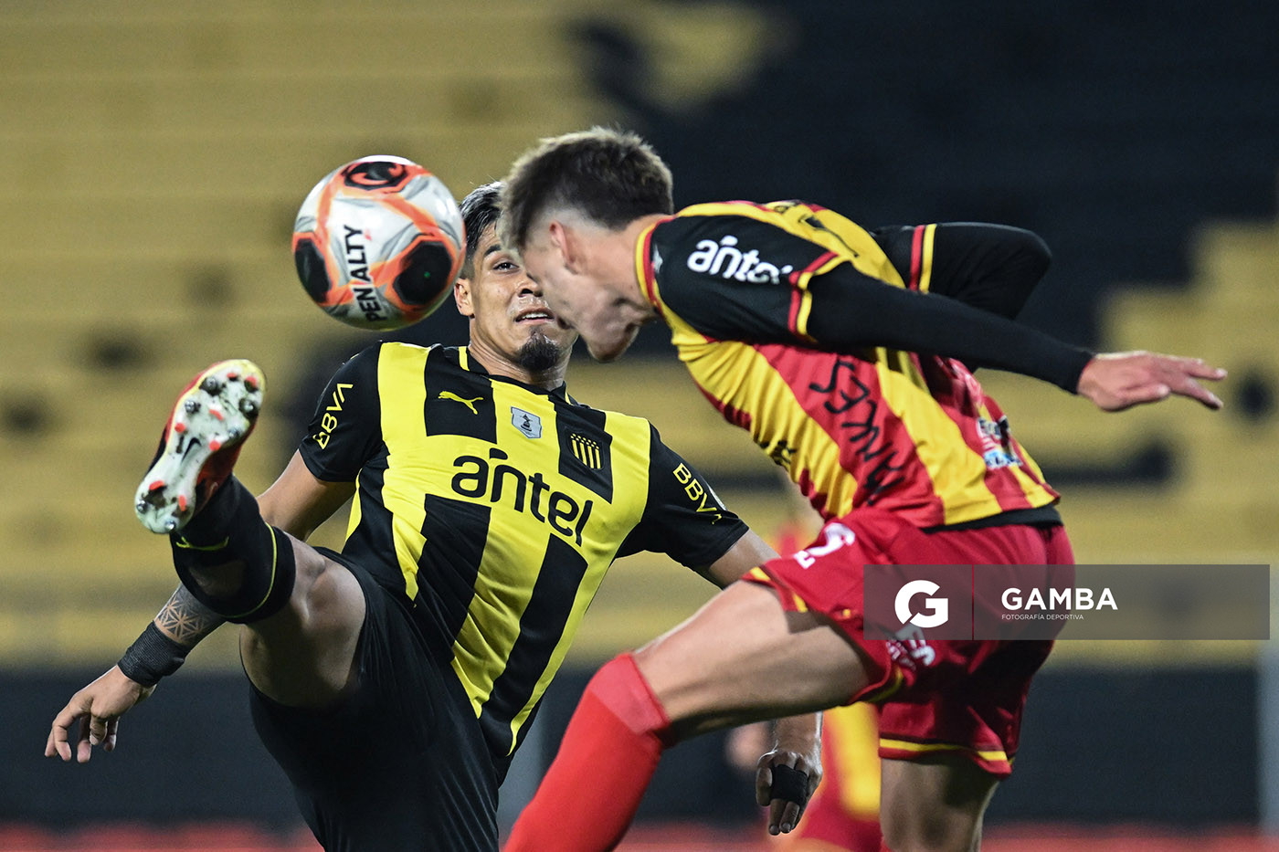 Matías Arezo, de Peñarol. Torneo Clausura. Estadio Campeón del Siglo.
