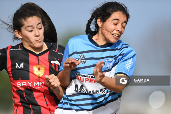 Giuliana Esquibel, de Litoral. Lara Castro, de Palmirense. 23ª Copa Nacional de Fútbol Femenino. Estadio Parque Agustín Rivaben.