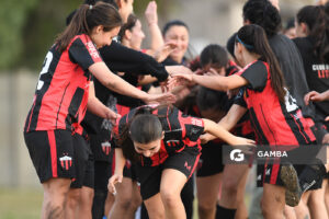 Pasillo de las jugadoras de Litoral. 23ª Copa Nacional de Fútbol Femenino. Estadio Parque Agustín Rivaben.