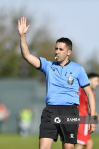 Gonzalo de León, árbitro central. 21ª Copa Nacional de Clubes. Estadio Ernesto Dickinson.