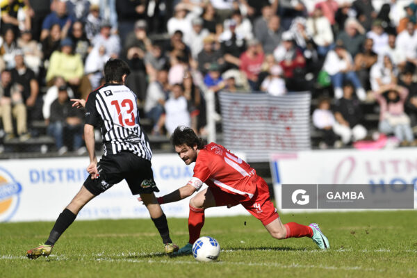 Bruno Fornaroli, de Universitario. 21ª Copa Nacional de Clubes. Estadio Ernesto Dickinson.