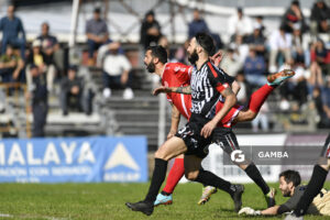 George dos Santos, de Universitario. 21ª Copa Nacional de Clubes. Estadio Ernesto Dickinson.