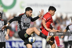 Christian Alba, de Río Negro. Gabriel Tavarez, de Universitario. 21ª Copa Nacional de Clubes. Estadio Ernesto Dickinson.