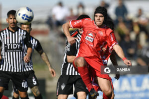Octavio Pintos, de Universitario. 21ª Copa Nacional de Clubes. Estadio Ernesto Dickinson.