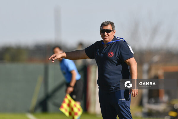 Alejandro Irigoyen, director técnico de Universitario. 21ª Copa Nacional de Clubes. Estadio Ernesto Dickinson.