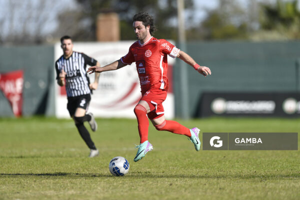Bruno Fornaroli, de Universitario. 21ª Copa Nacional de Clubes. Estadio Ernesto Dickinson.