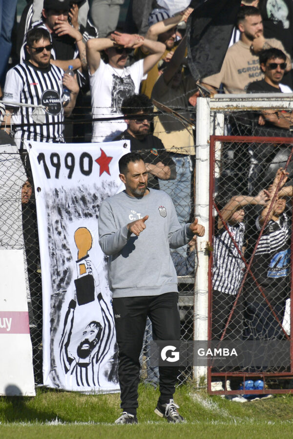 Paolo Parolín, director técnico de Río Negro. 21ª Copa Nacional de Clubes. Estadio Ernesto Dickinson.
