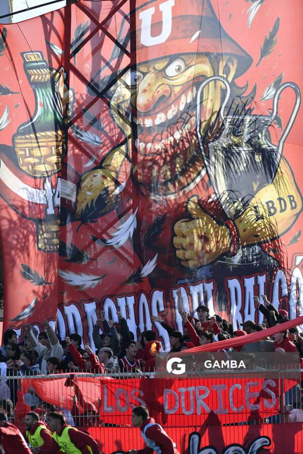 Hinchas de Universitario. 21ª Copa Nacional de Clubes. Estadio Ernesto Dickinson.