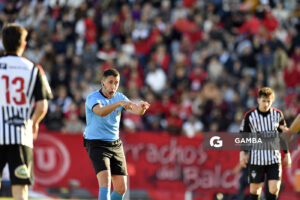 Gonzalo de León, árbitro central. 21ª Copa Nacional de Clubes. Estadio Ernesto Dickinson.