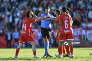 Gonzalo de León, árbitro central. 21ª Copa Nacional de Clubes. Estadio Ernesto Dickinson.
