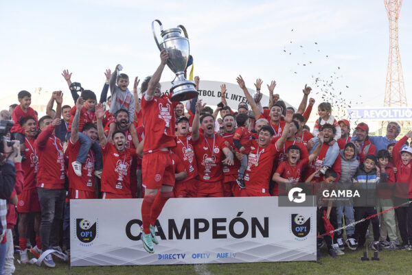 Bruno Fornaroli, capitán. Universitario de Salto, Campeón. 21ª Copa Nacional de Clubes. Estadio Ernesto Dickinson.