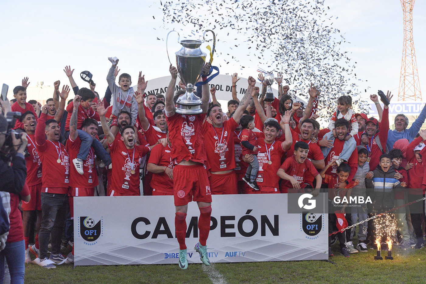 Bruno Fornaroli, capitán. Universitario de Salto, Campeón. 21ª Copa Nacional de Clubes. Estadio Ernesto Dickinson.