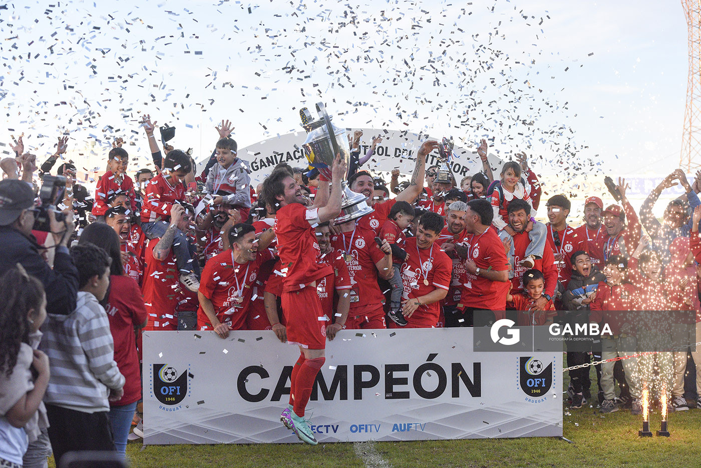 Bruno Fornaroli, capitán. Universitario de Salto, Campeón. 21ª Copa Nacional de Clubes. Estadio Ernesto Dickinson.