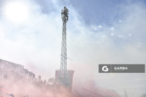 Hinchas de Universitario. 21ª Copa Nacional de Clubes. Estadio Ernesto Dickinson.