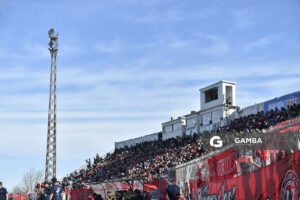 Hinchas de Universitario. 21ª Copa Nacional de Clubes. Estadio Ernesto Dickinson.