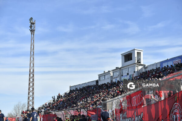 Hinchas de Universitario. 21ª Copa Nacional de Clubes. Estadio Ernesto Dickinson.