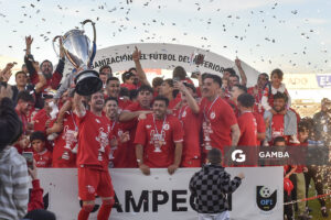 Bruno Fornaroli, capitán. Universitario de Salto, Campeón. 21ª Copa Nacional de Clubes. Estadio Ernesto Dickinson.