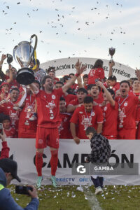 Bruno Fornaroli, capitán. Universitario de Salto, Campeón. 21ª Copa Nacional de Clubes. Estadio Ernesto Dickinson.