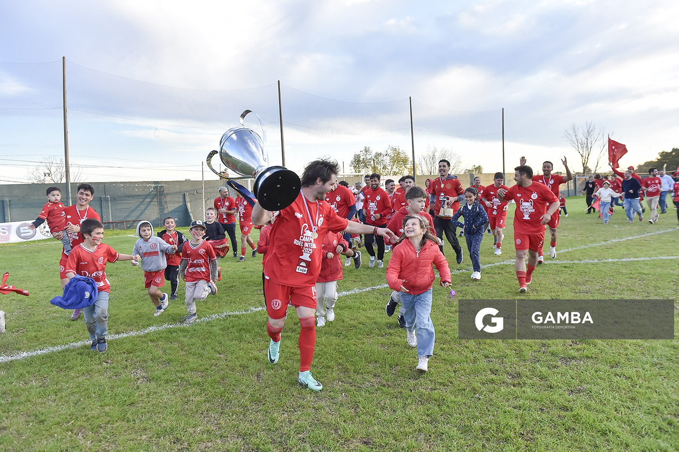 Bruno Fornaroli, capitán. Universitario de Salto, Campeón. 21ª Copa Nacional de Clubes. Estadio Ernesto Dickinson.