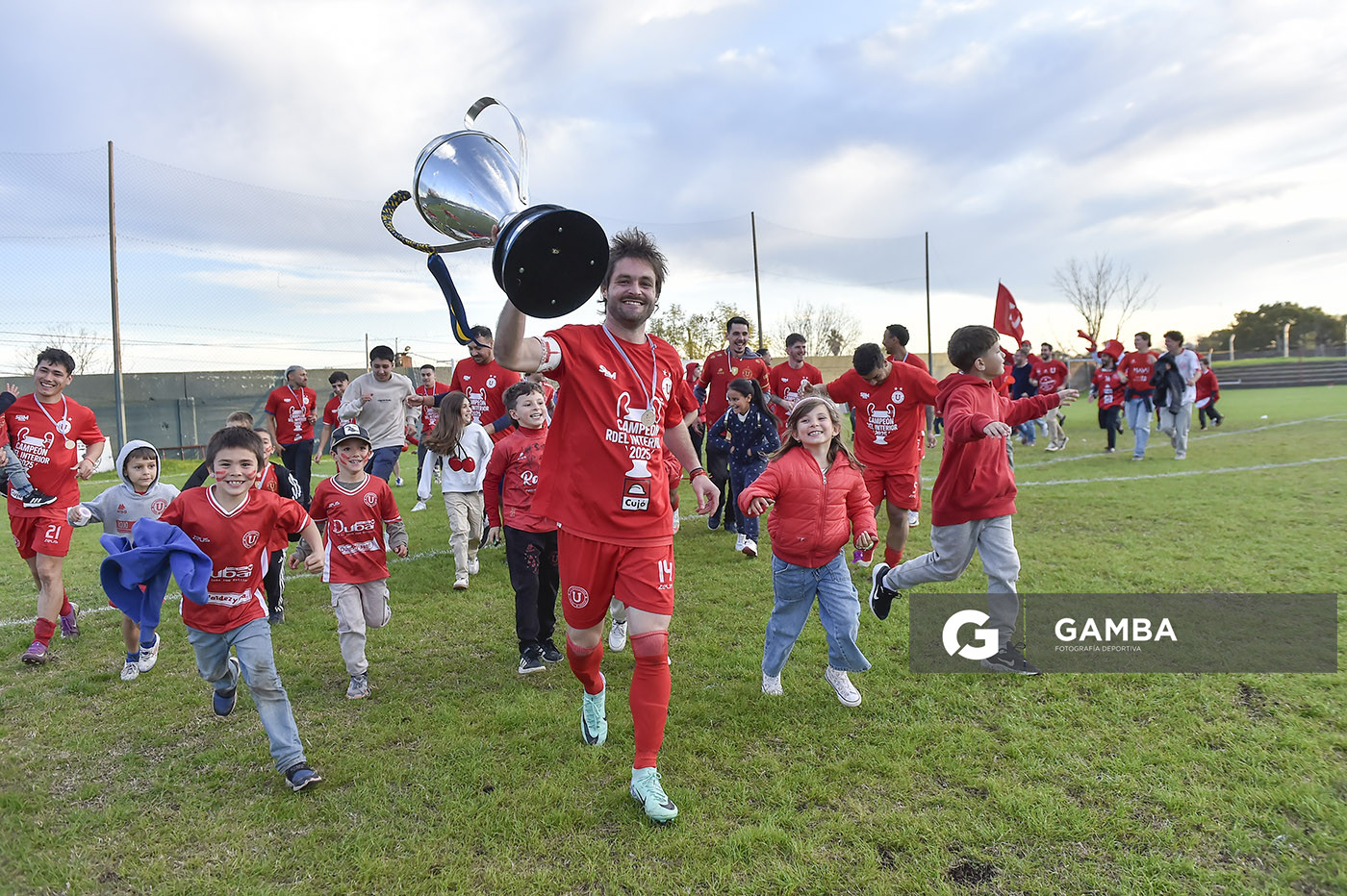 Bruno Fornaroli, capitán. Universitario de Salto, Campeón. 21ª Copa Nacional de Clubes. Estadio Ernesto Dickinson.