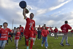 Bruno Fornaroli, capitán. Universitario de Salto, Campeón. 21ª Copa Nacional de Clubes. Estadio Ernesto Dickinson.