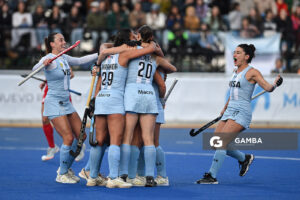 Jugadoras de Argentina celebran el primer gol de su equipo. Copa Panamericana de Hockey. Cancha Celeste.