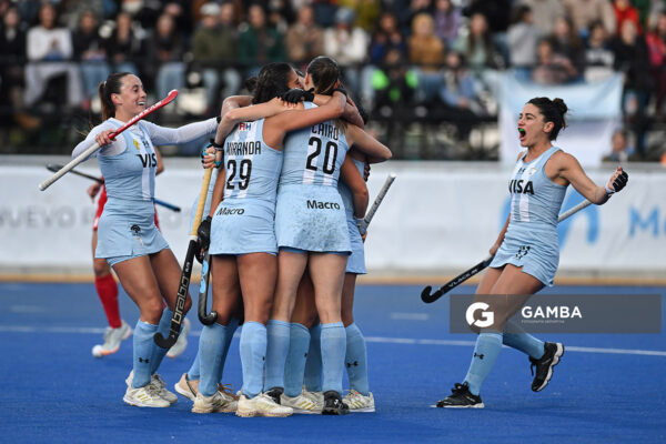 Jugadoras de Argentina celebran el primer gol de su equipo. Copa Panamericana de Hockey. Cancha Celeste.