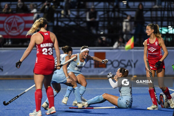 Brisa Bruggesser, Julieta Jankunas y Eugenia Trinchinetti, de Argentina. Copa Panamericana de Hockey. Cancha Celeste.
