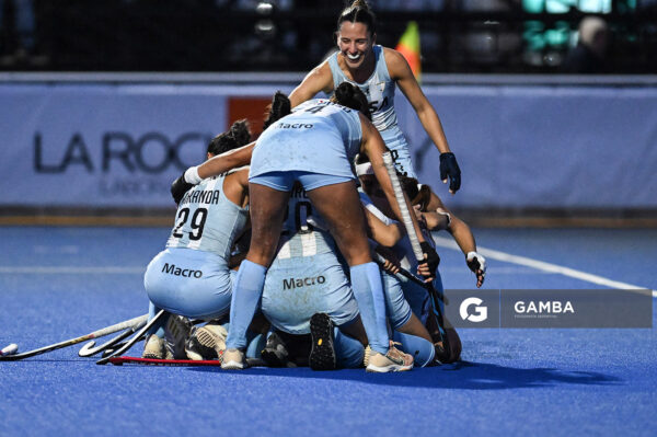 Jugadoras de Argentina celebran el segundo gol. Copa Panamericana de Hockey. Cancha Celeste.