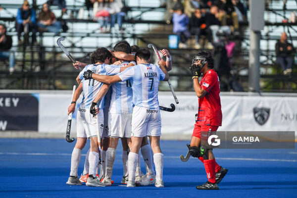 Jugadores de Argentina celebran el cuarto gol. Copa Panamericana de Hockey. Cancha Celeste.