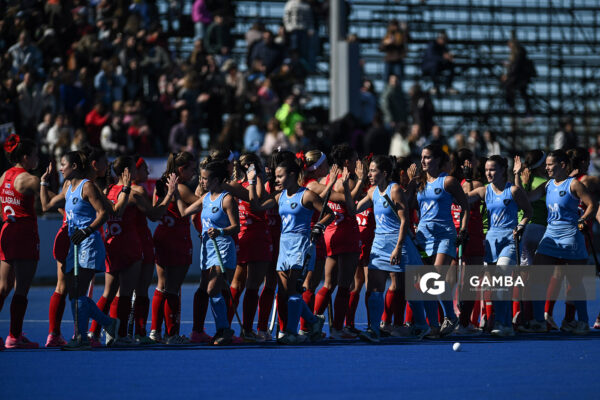 Jugadoras de Uruguay y de Chile. Copa Panamericana de Hockey. Cancha Celeste.