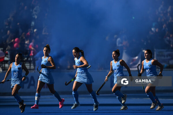 Sol Amadeo, Constanza Barrandeguy, Manuela Vilar, Kaisuami Dall’Orso y Elisa Civetta, de Uruguay. Copa Panamericana de Hockey. Cancha Celeste.