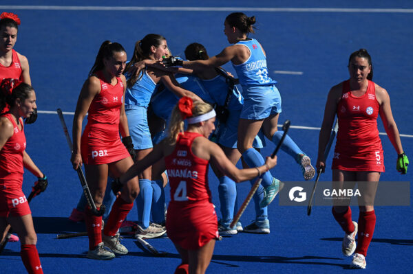 Jugadoras de Uruguay celebran el primer gol. Copa Panamericana de Hockey. Cancha Celeste.