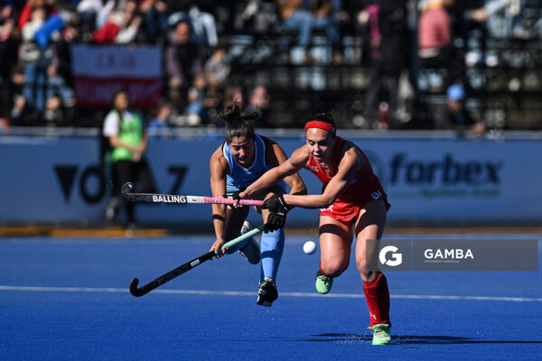 Kaisuami Dall’Orso, de Uruguay. Fernanda Flores, de Chile. Copa Panamericana de Hockey. Cancha Celeste.