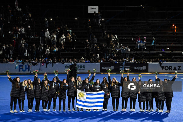 Las jugadoras de Uruguay reciben la medalla de bronce. Copa Panamericana de Hockey. Cancha Celeste.
