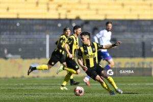 Leonardo Fernández, de Peñarol. Torneo Clausura. Estadio Campeón del Siglo.