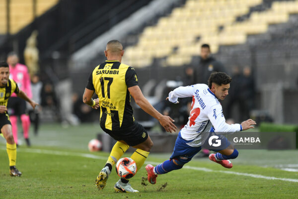 Ezequiel Mereles, de Nacional. Torneo Clausura. Estadio Campeón del Siglo.