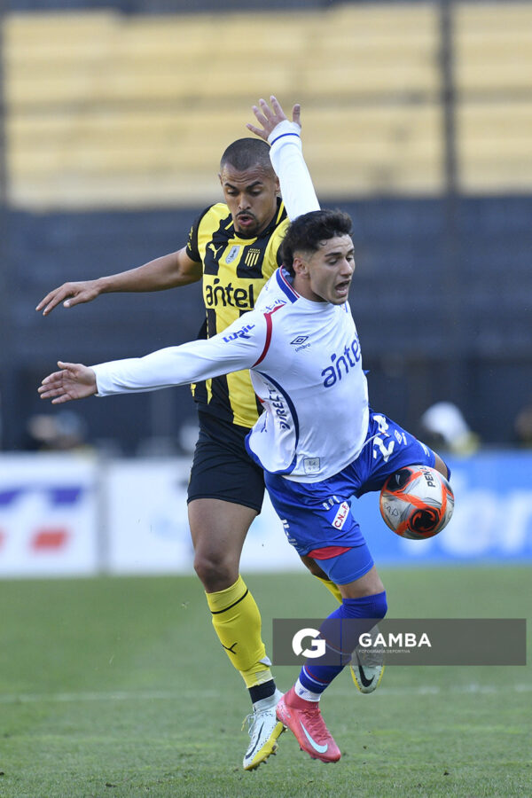 Ezequiel Mereles, de Nacional. Torneo Clausura. Estadio Campeón del Siglo.
