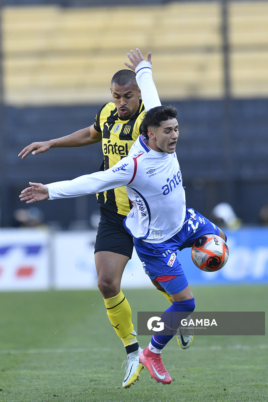 Ezequiel Mereles, de Nacional. Torneo Clausura. Estadio Campeón del Siglo.