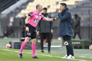 Javier Burgos, árbitro central. Torneo Clausura. Estadio Campeón del Siglo.
