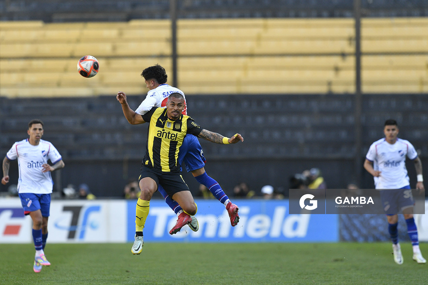 Emanuel Gularte, de Peñarol. Torneo Clausura. Estadio Campeón del Siglo.