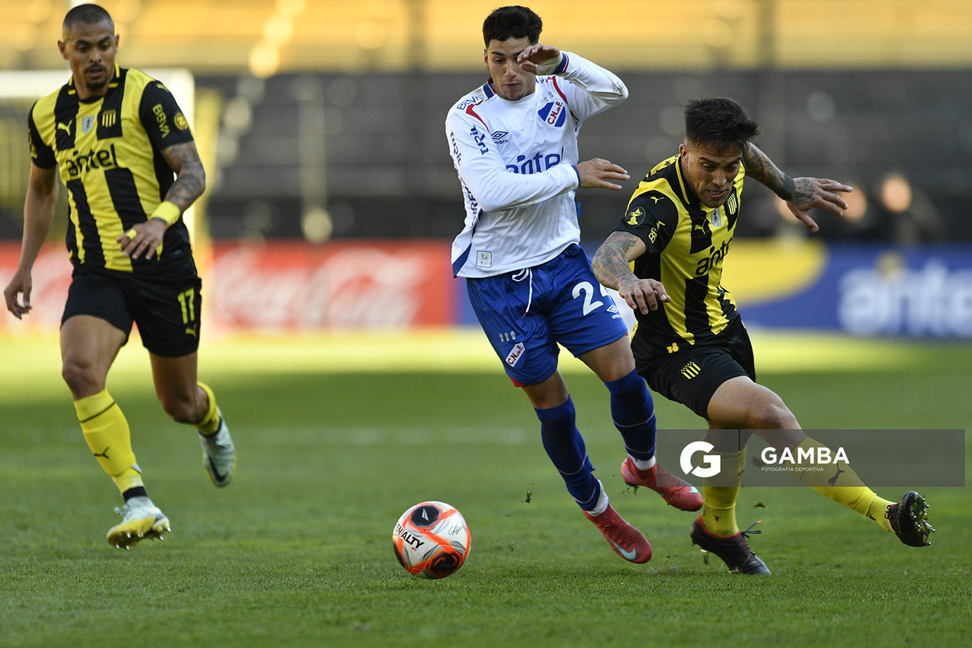 Ezequiel Mereles, de Nacional. Torneo Clausura. Estadio Campeón del Siglo.