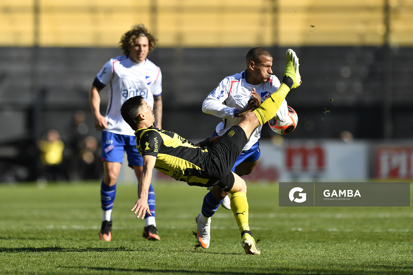 Maximiliano Silvera, de Peñarol. Torneo Clausura. Estadio Campeón del Siglo.